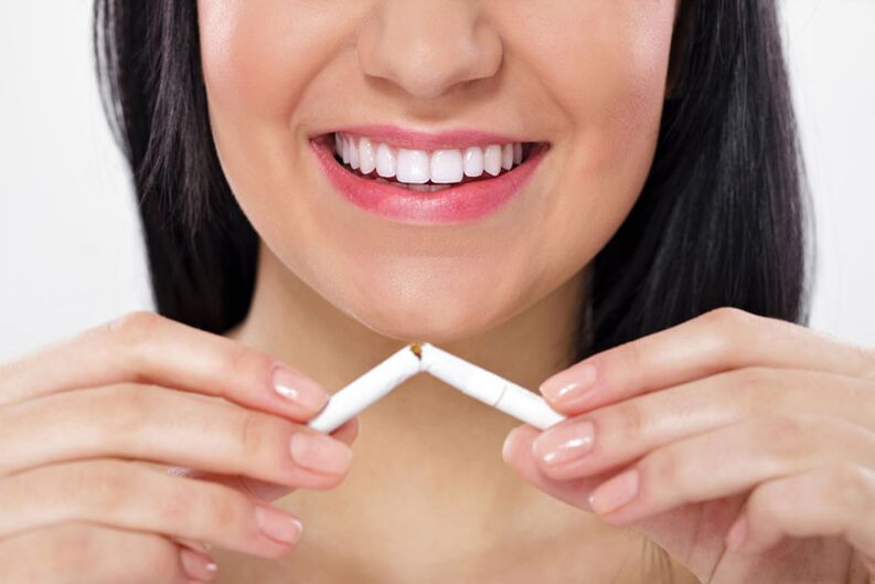 Mergaitė sulaužė cigaretę