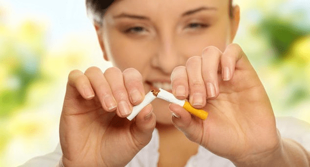 mergina sulaužo cigaretę ir atsikrato priklausomybės